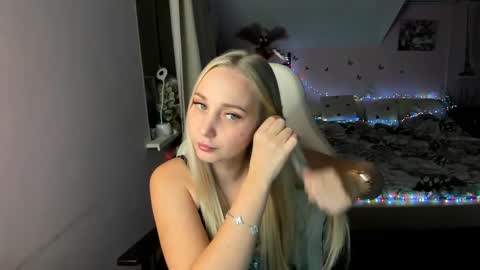 Snapshot of singlemother5619 chatting on December 22, 10:47 pm nika online show from December 22, 10:47 pm