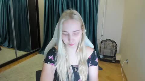 Snapshot of singlemother5619 chatting on February 4, 11:06 pm nika online show from February 4, 11:06 pm