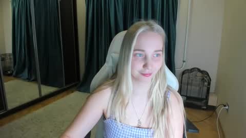 Snapshot of singlemother5619 chatting on February 5, 2:08 am nika online show from February 5, 2:08 am