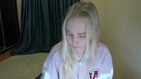 Snapshot of singlemother5619 chatting on February 11, 11:01 pm nika online show from February 11, 11:01 pm