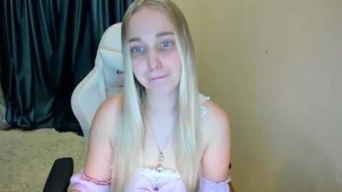 Snapshot of singlemother5619 chatting on February 13, 7:10 pm nika online show from February 13, 7:10 pm