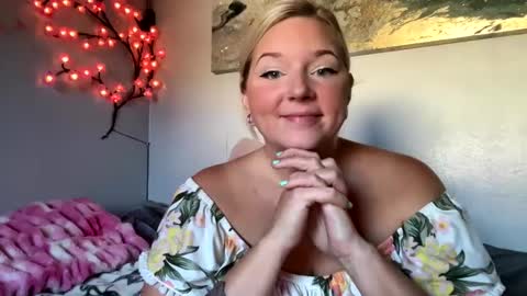 Snapshot of singlesexymom chatting on September 25, 3:49 pm singlesexymom online show from September 25, 3:49 pm