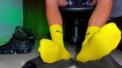 only foot                         worshipers here online show from April 29, 5:11 am