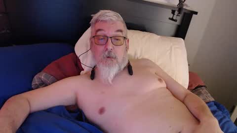 Snapshot of sirbeercan chatting on December 19, 4:13 am sir beer can the friendly hermit online show from December 19, 4:13 am