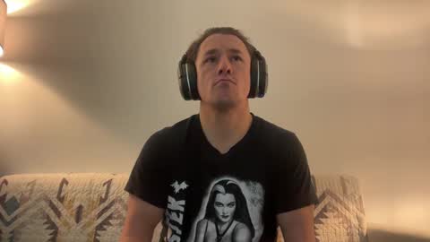 Snapshot of sirbubblesworth chatting on February 8, 12:17 am sirbubblesworth online show from February 8, 12:17 am