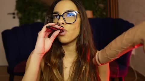 Snapshot of sisi_von_dee chatting on March 11, 9:32 pm Dee online show from March 11, 9:32 pm