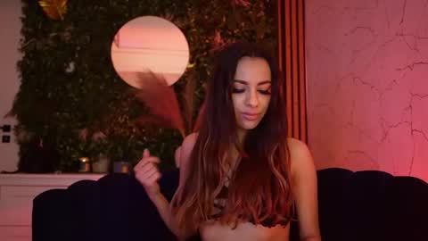 Snapshot of sisi_von_dee chatting on April 3, 7:45 pm Dee online show from April 3, 7:45 pm
