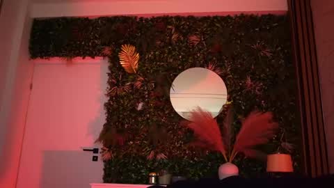 Snapshot of sisi_von_dee chatting on April 14, 7:53 pm Dee online show from April 14, 7:53 pm