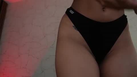 Snapshot of sisi_von_dee chatting on July 4, 7:42 pm Dee online show from July 4, 7:42 pm