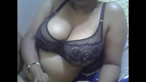 Snapshot of sisibrown97 chatting on February 24, 10:02 am brown online show from February 24, 10:02 am