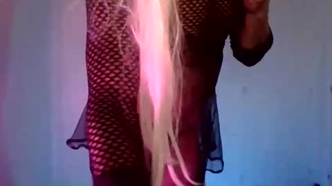 Snapshot of sissy_fit chatting on January 17, 12:26 am Mica online show from January 17, 12:26 am