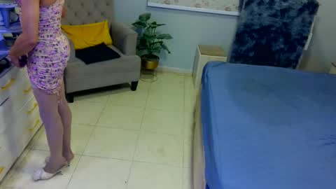 Snapshot of sissy_medlest chatting on March 18, 4:59 am D i f a Ana Arbeh shemale online show from March 18, 4:59 am