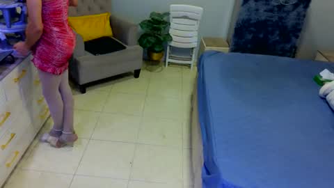 Snapshot of sissy_medlest chatting on March 25, 11:55 pm D i f a Ana Arbeh shemale online show from March 25, 11:55 pm