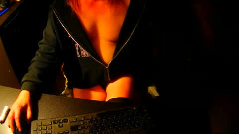 Snapshot of sissyred2314 chatting on October 17, 2:15 am red online show from October 17, 2:15 am