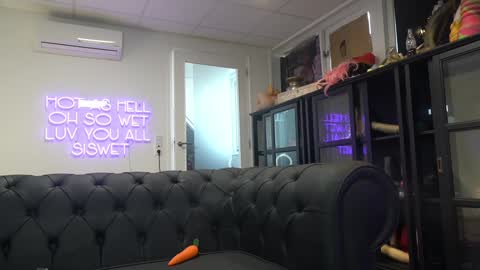 Snapshot of siswet19 chatting on February 2, 3:28 pm Elise online show from February 2, 3:28 pm