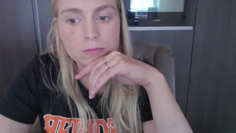 Snapshot of siswet19 chatting on October 20, 8:59 am Elise online show from October 20, 8:59 am