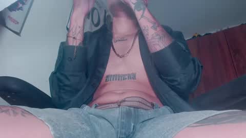 Snapshot of skateboy444 chatting on May 1, 5:45 am king online show from May 1, 5:45 am