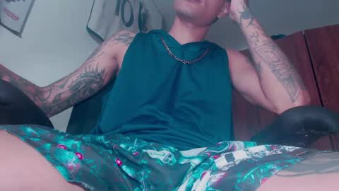 Snapshot of skateboy444 chatting on May 5, 6:32 am king online show from May 5, 6:32 am