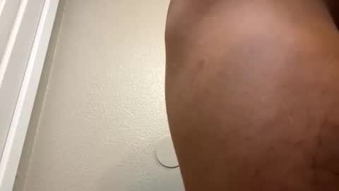 Snapshot of skatedragonfly chatting on November 26, 8:37 am inters online show from November 26, 8:37 am