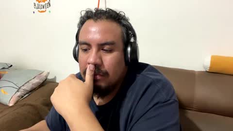 Snapshot of skinhell chatting on December 1, 11:58 pm Elias online show from December 1, 11:58 pm