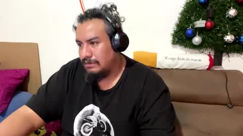 Snapshot of skinhell chatting on January 14, 11:27 pm Elias online show from January 14, 11:27 pm