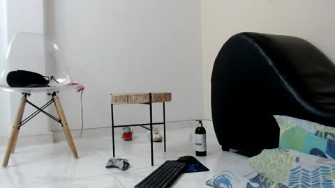 Snapshot of skinny18sexy chatting on April 6, 4:46 am skinny online show from April 6, 4:46 am