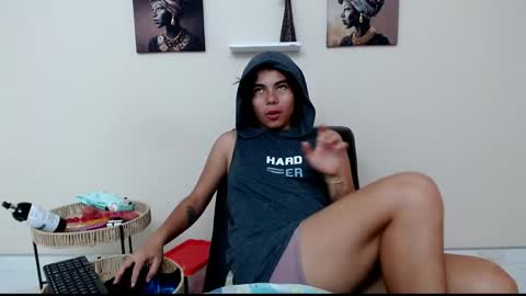 Snapshot of skinny18sexy chatting on April 21, 1:42 am skinny online show from April 21, 1:42 am