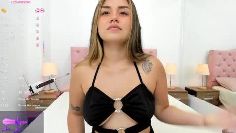 Snapshot of skinny_laura chatting on April 4, 11:40 am online show from April 4, 11:40 am