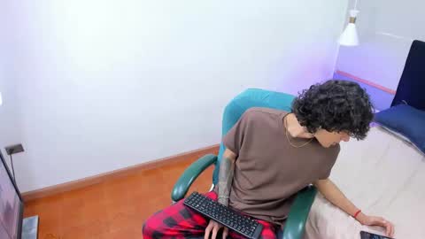 Snapshot of skinny_mac_ chatting on March 16, 12:53 pm Mac online show from March 16, 12:53 pm