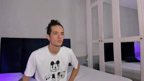 Snapshot of skinny_mac_ chatting on March 17, 12:08 pm Mac online show from March 17, 12:08 pm