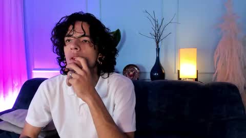 Snapshot of skinny_mac_ chatting on March 29, 12:49 pm Mac online show from March 29, 12:49 pm