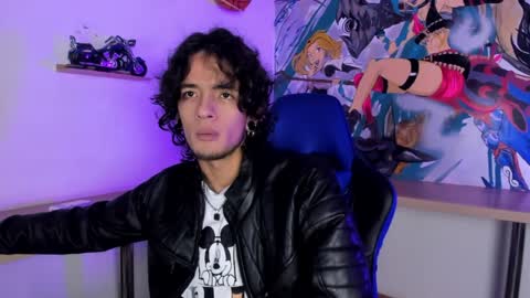 Snapshot of skinny_mac_ chatting on April 1, 1:52 pm Mac online show from April 1, 1:52 pm