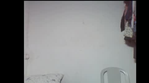 Snapshot of skinnybeauty1 chatting on December 17, 10:05 pm Linda independent model online show from December 17, 10:05 pm