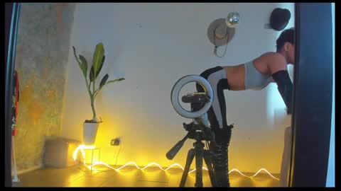 skinnybody_ online show from April 7, 8:09 pm