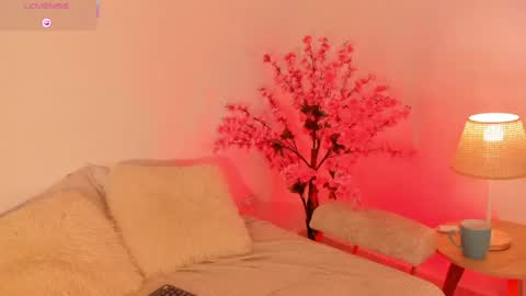 Snapshot of skinnydoll_1 chatting on April 30, 11:09 pm Mila online show from April 30, 11:09 pm