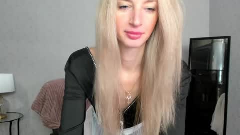 Snapshot of skinnyladyy chatting on February 2, 2:06 am Skinnyladyy online show from February 2, 2:06 am