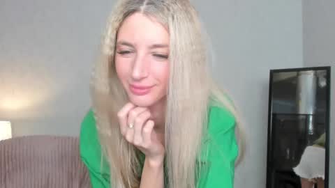 Snapshot of skinnyladyy chatting on February 26, 5:09 am Skinnyladyy online show from February 26, 5:09 am