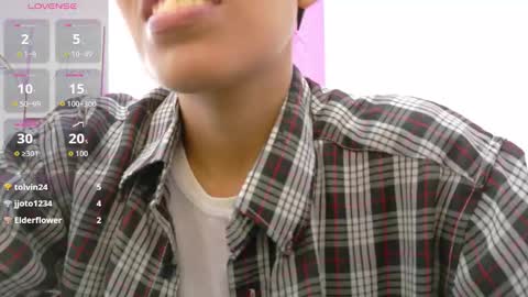 Snapshot of skinnyneighbour_ chatting on March 25, 3:01 am Karla online show from March 25, 3:01 am