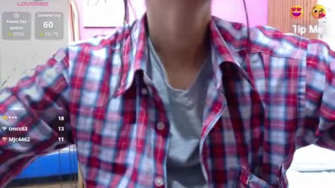 Snapshot of skinnyneighbour_ chatting on April 3, 2:53 am Karla online show from April 3, 2:53 am