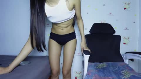 Snapshot of skinnythai4u chatting on May 14, 2:35 pm skinnythai4u online show from May 14, 2:35 pm