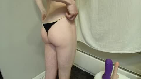 Snapshot of skinnytoy69 chatting on December 22, 3:33 am skinnytoy69 online show from December 22, 3:33 am