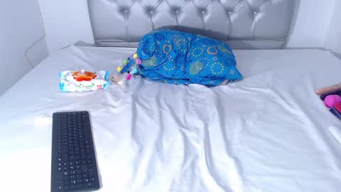 Snapshot of skinnyy_andtight chatting on December 17, 11:27 pm Alexa online show from December 17, 11:27 pm