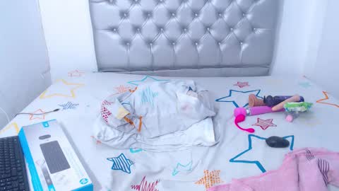 Snapshot of skinnyy_andtight chatting on February 26, 9:21 am Alexa online show from February 26, 9:21 am