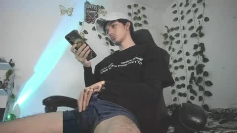 Snapshot of skiny_dann chatting on April 7, 4:35 am skiny_dann online show from April 7, 4:35 am