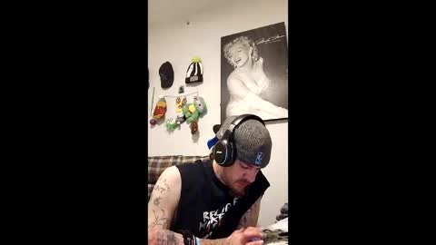 Snapshot of skitzothaklown86 chatting on May 13, 4:32 am skitzothaklown86 online show from May 13, 4:32 am