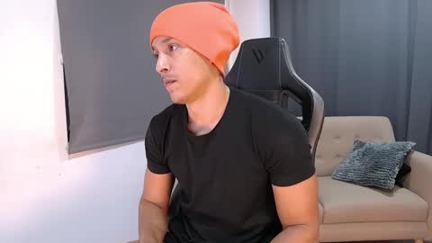 Snapshot of skull_prospect chatting on February 15, 11:34 pm Liam Vokov online show from February 15, 11:34 pm