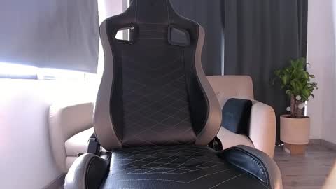 Snapshot of skull_prospect chatting on February 19, 4:47 pm Liam Vokov online show from February 19, 4:47 pm