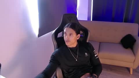 Snapshot of skull_prospect chatting on March 9, 4:33 pm Liam Vokov online show from March 9, 4:33 pm