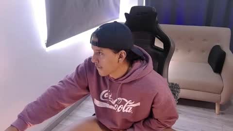 Snapshot of skull_prospect chatting on March 25, 12:55 pm Liam Vokov online show from March 25, 12:55 pm