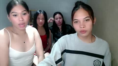 Snapshot of sky_fox_sweetxx chatting on December 16, 1:11 pm online show from December 16, 1:11 pm